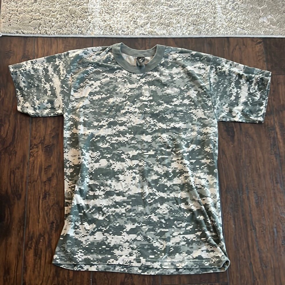 VTG digital camo tee swing tag single stitch t-shirt tag says large fits medium